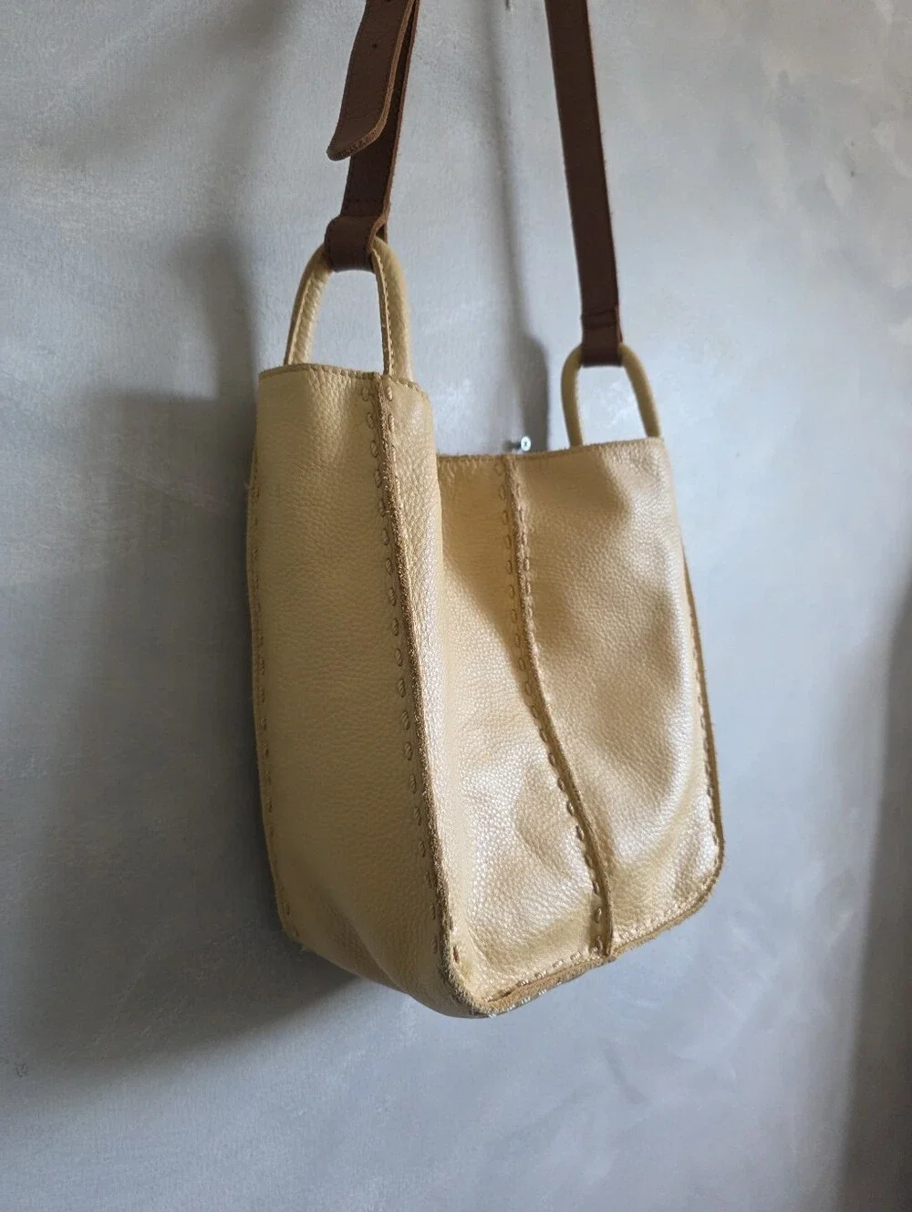 The Sak Los Feliz Slouchy Crossbody Yellow Leather Two Tone Pebbled 11.5x10x4 - Picture 3 of 13